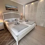 Sky & Homes Storchennest I Cozy Fuer 4 Gaeste Mit Terrasse Und Parkgarten Im Reetdachanwesen In Spo