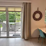 Sky & Homes Storchennest I Cozy Fuer 4 Gaeste Mit Terrasse Und Parkgarten Im Reetdachanwesen In Spo
