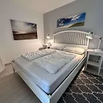 Apartmán Sky & Homes Storchennest I Cozy Fuer 4 Gaeste Mit Terrasse Und Parkgarten Im Reetdachanwesen In Spo *
