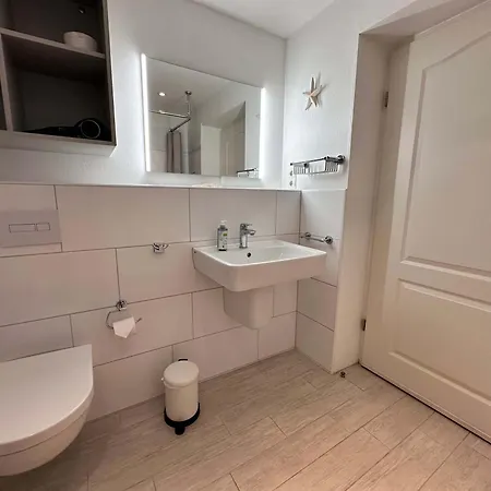 Sky & Homes Storchennest I Cozy Fuer 4 Gaeste Mit Terrasse Und Parkgarten Im Reetdachanwesen In Spo *