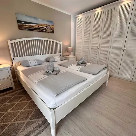 Sky & Homes Storchennest I Cozy Fuer 4 Gaeste Mit Terrasse Und Parkgarten Im Reetdachanwesen In Spo