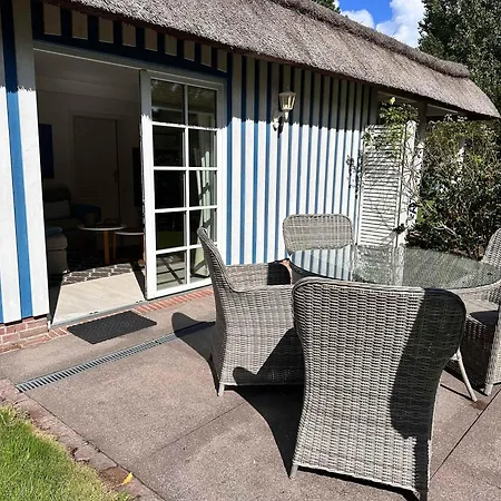 Apartmán Sky & Homes Storchennest I Cozy Fuer 4 Gaeste Mit Terrasse Und Parkgarten Im Reetdachanwesen In Spo Böhl