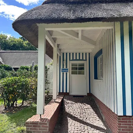 Sky & Homes Storchennest I Cozy Fuer 4 Gaeste Mit Terrasse Und Parkgarten Im Reetdachanwesen In Spo Sankt Peter-Ording