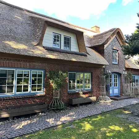 Sky & Homes Storchennest I Cozy Fuer 4 Gaeste Mit Terrasse Und Parkgarten Im Reetdachanwesen In Spo