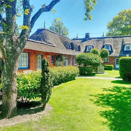 Sky & Homes Storchennest I Cozy Fuer 4 Gaeste Mit Terrasse Und Parkgarten Im Reetdachanwesen In Spo