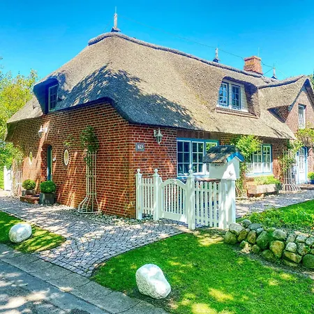 Sky & Homes Storchennest I Cozy Fuer 4 Gaeste Mit Terrasse Und Parkgarten Im Reetdachanwesen In Spo